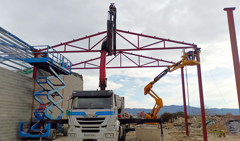 Camiones con Grúa para montaje de Estructuras